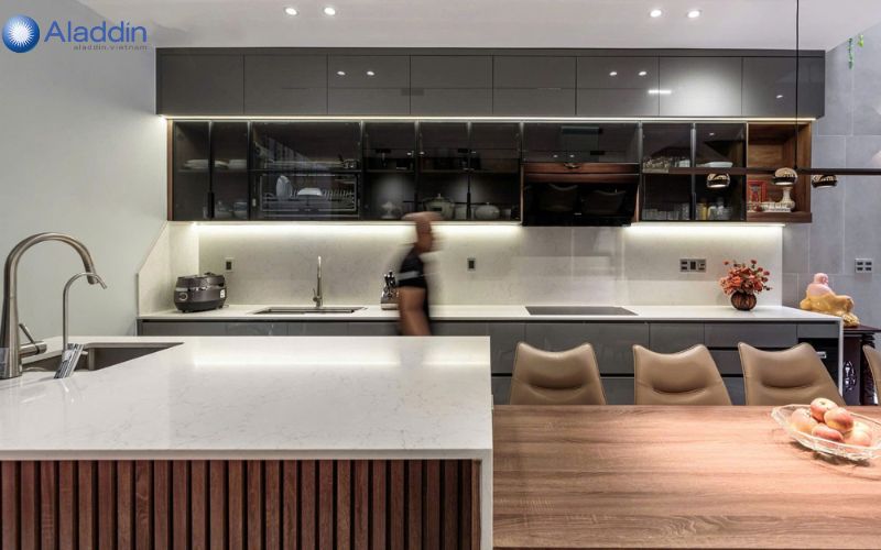 Mẫu tủ bếp inox cánh kính có bàn đảo